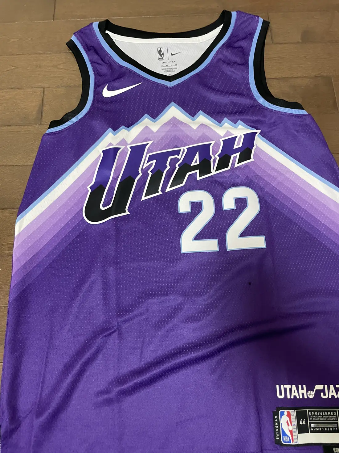 ユタ・ジャズのジャージー表面。山並みのUTAHロゴと背番号22